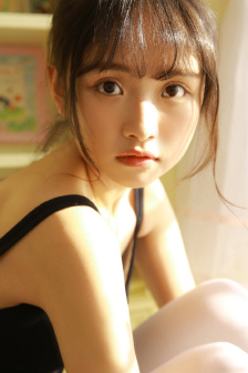年轻妈妈遮肉上衣